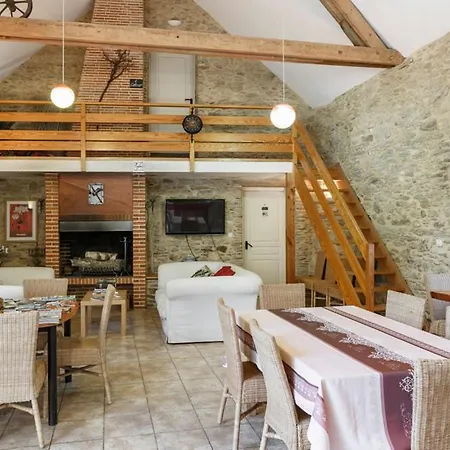 Chateau Sleeps 40 Pool Wifi Country house