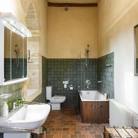 Chateau Sleeps 40 Pool Wifi Country house *